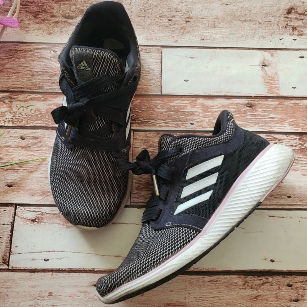 Sale⬇️⬇️Adidas 5 1/2 shoes
